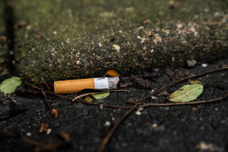 Nu betaler tobaksindustrien kommunerne for oprydning af cigaretskod